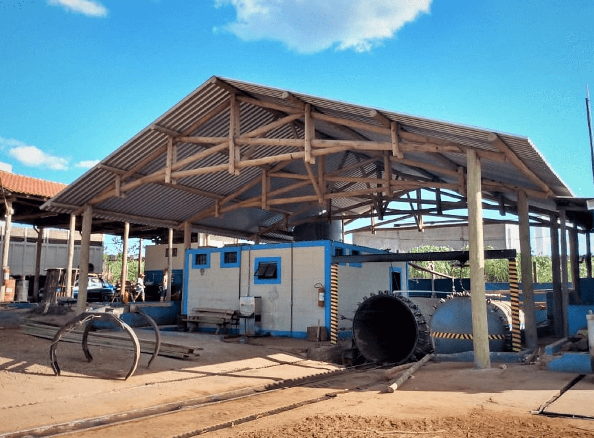 A Reforma nas estruturas da usina de tratamento de madeira incluiu a instalação de novo Barracão com Estrutura de Madeira - eucalipto tratado. Araraquara – SP.