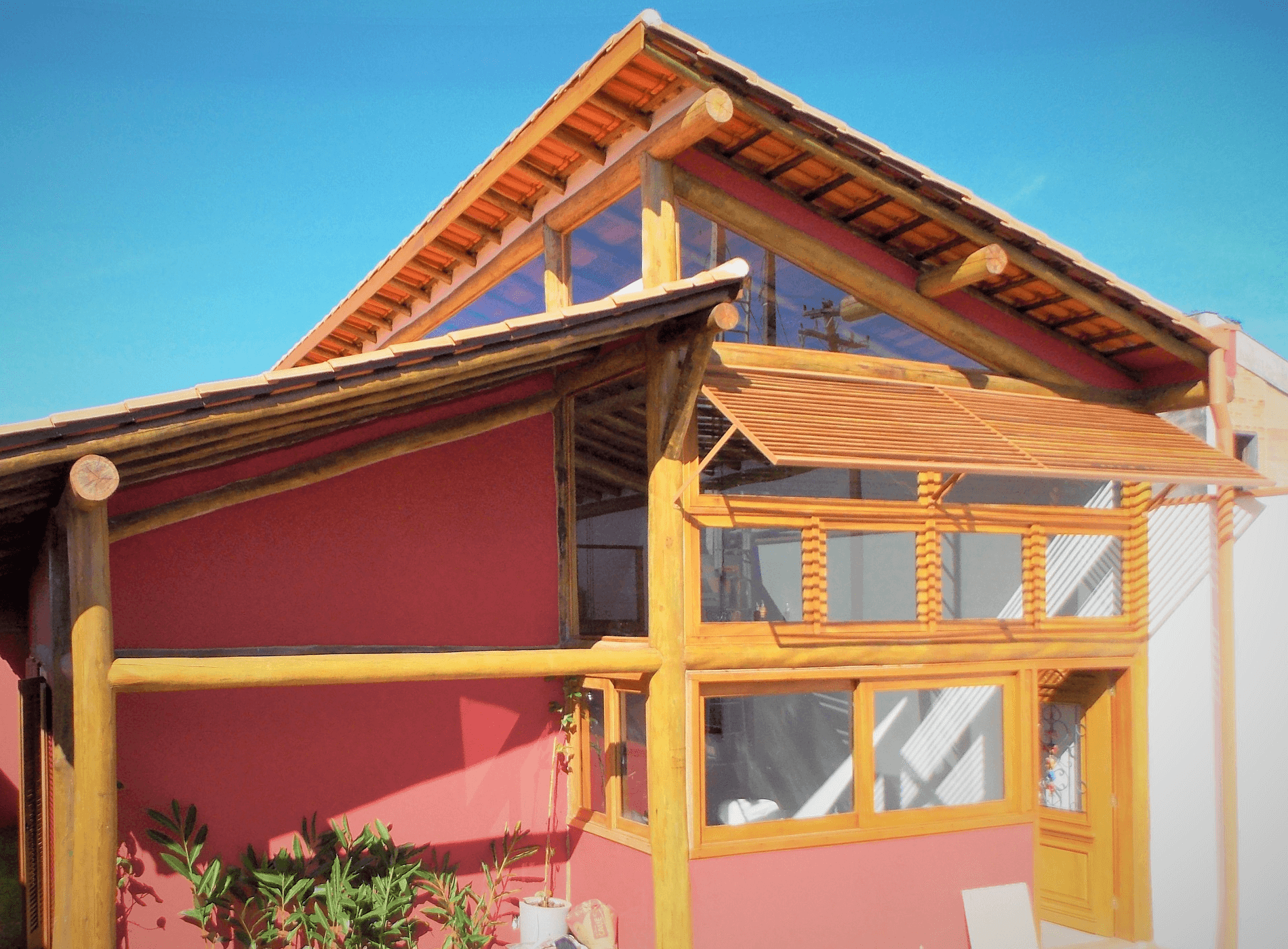 Na Fachada Principal a Casa com Estrutura de Madeira recebeu esquadrias de madeira e muito vidro. Campinas – S.P.