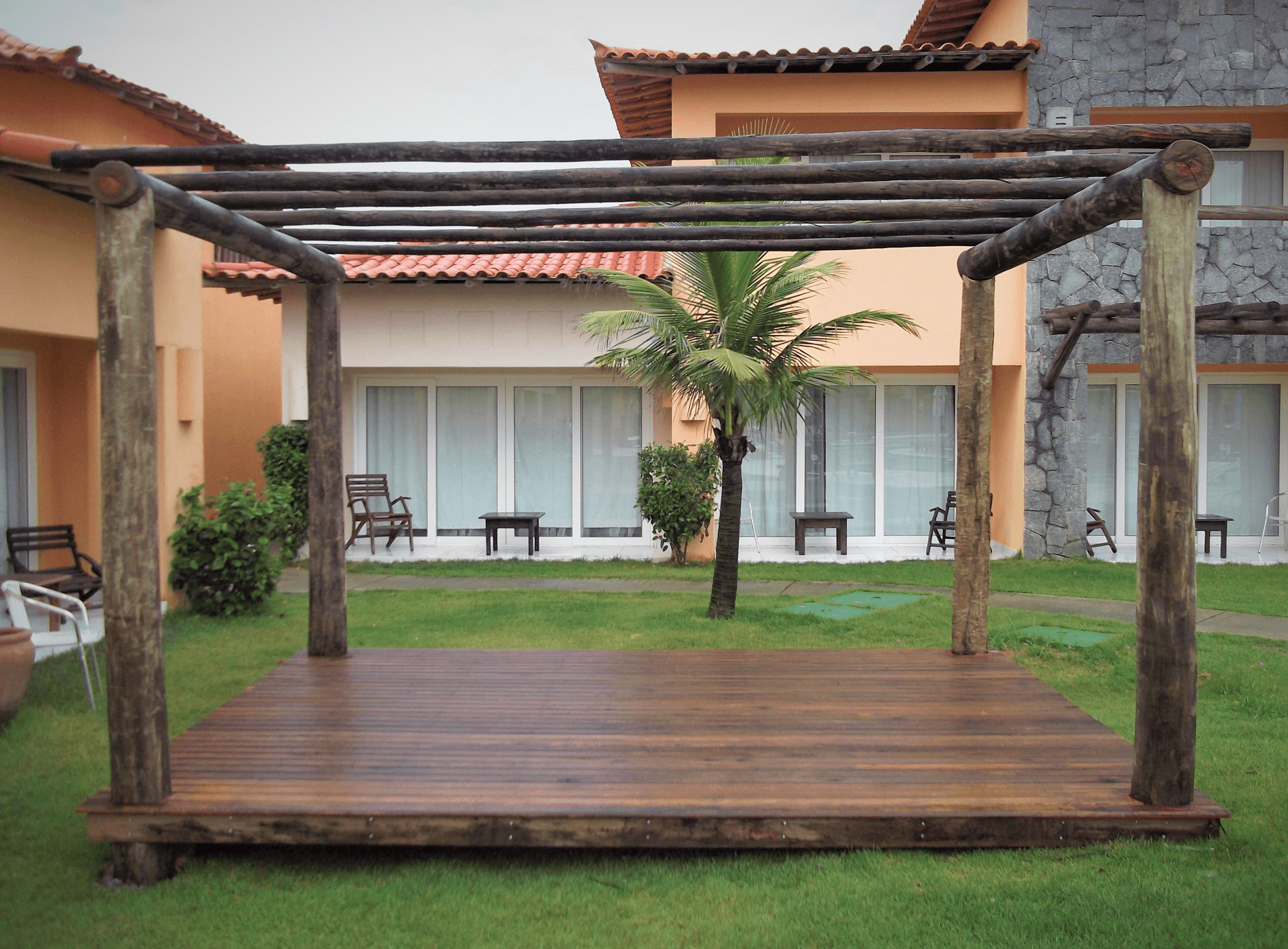 Os pergolados com piso de deck de madeira, instalados no entorno das piscinas, criam o espaço perfeito para um delicioso banho de sol.