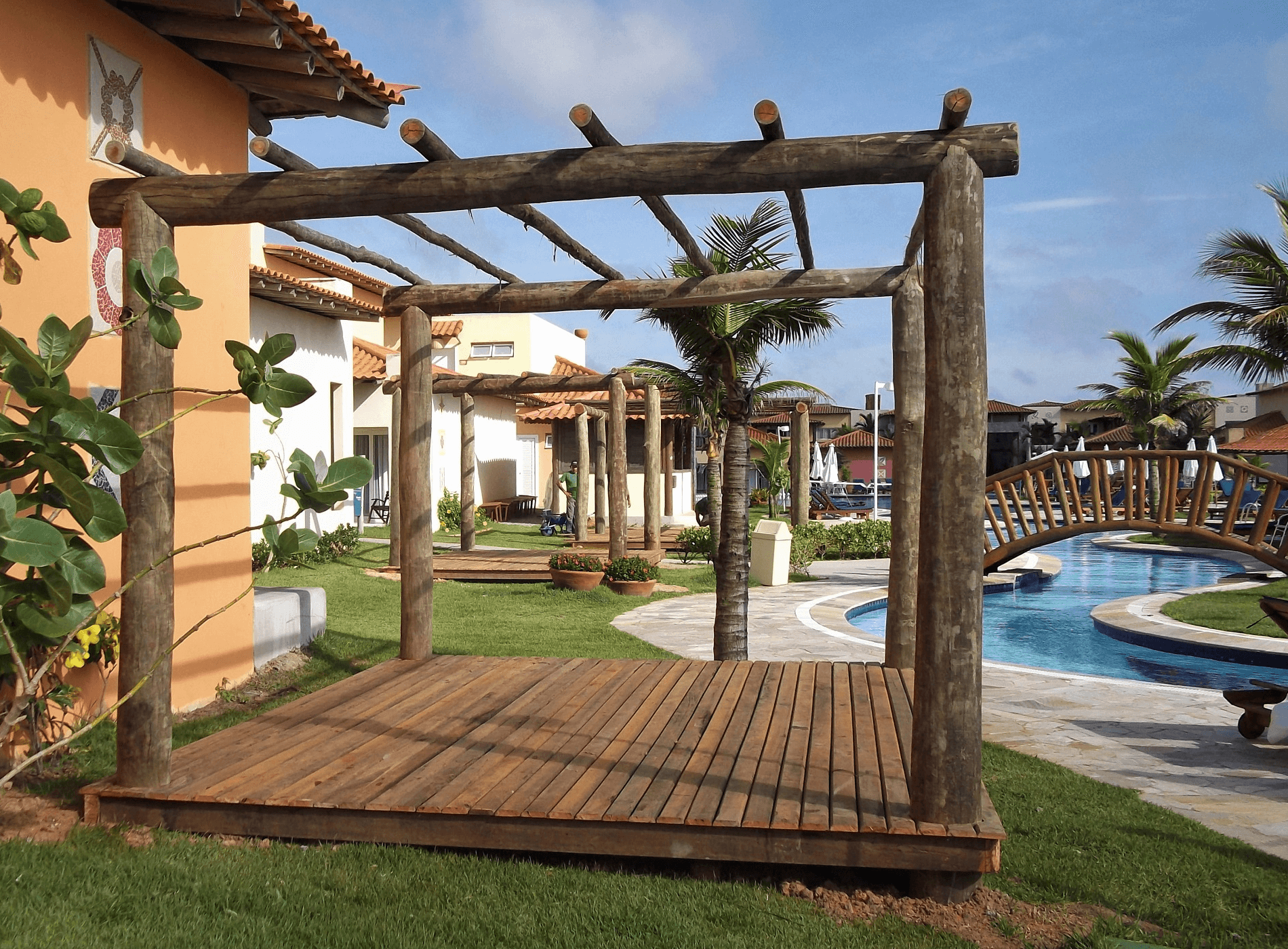 O Plano de Manutenção deste Resort compreendeu os serviços de pintura, para as estruturas existentes, e a instalação de novos pergolados com deck de madeira.