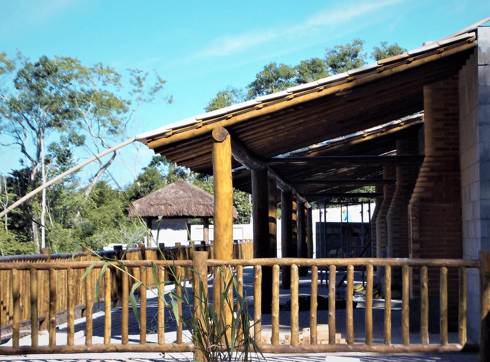 As áreas de churrasqueiras receberam estrutura de madeira com cobertura de telha cerâmica. O guarda corpo de eucalipto demarca cada espaço com charme, beleza e simplicidade.