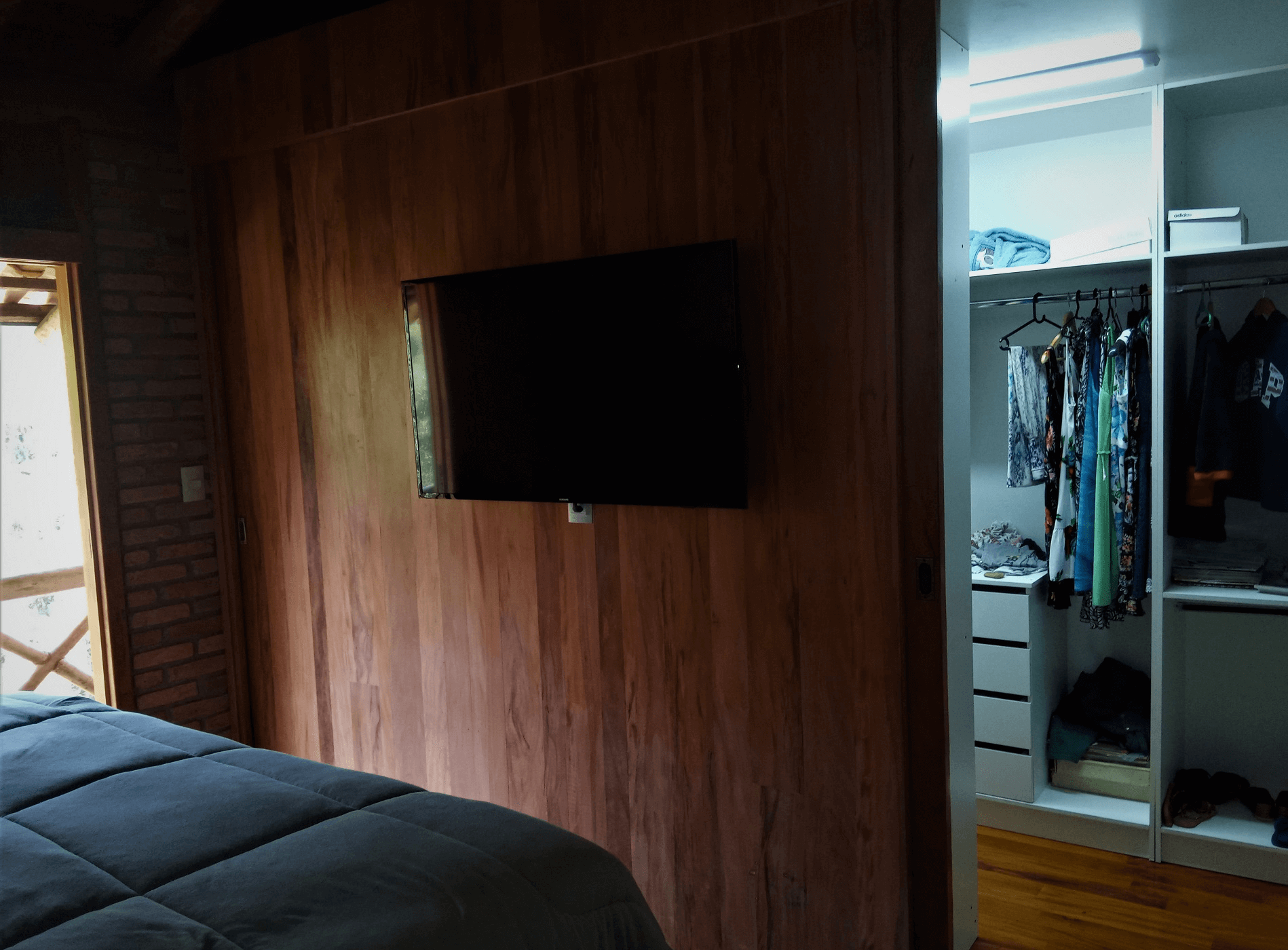 Nos dormitórios os painéis de Peroba Rosa de demolição servem com elemento de decoração e divisória entre a área de dormir e o Closet.