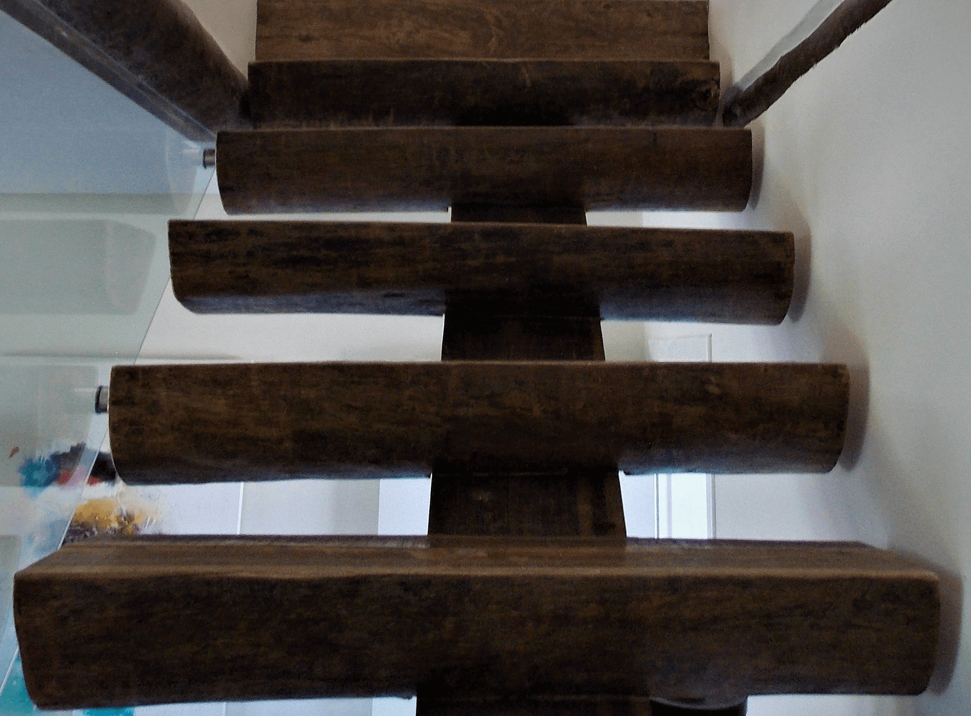 Pisadas de escada com ½ cana de eucalipto tratado e guarda corpo de vidro. Itatiba – S.P.