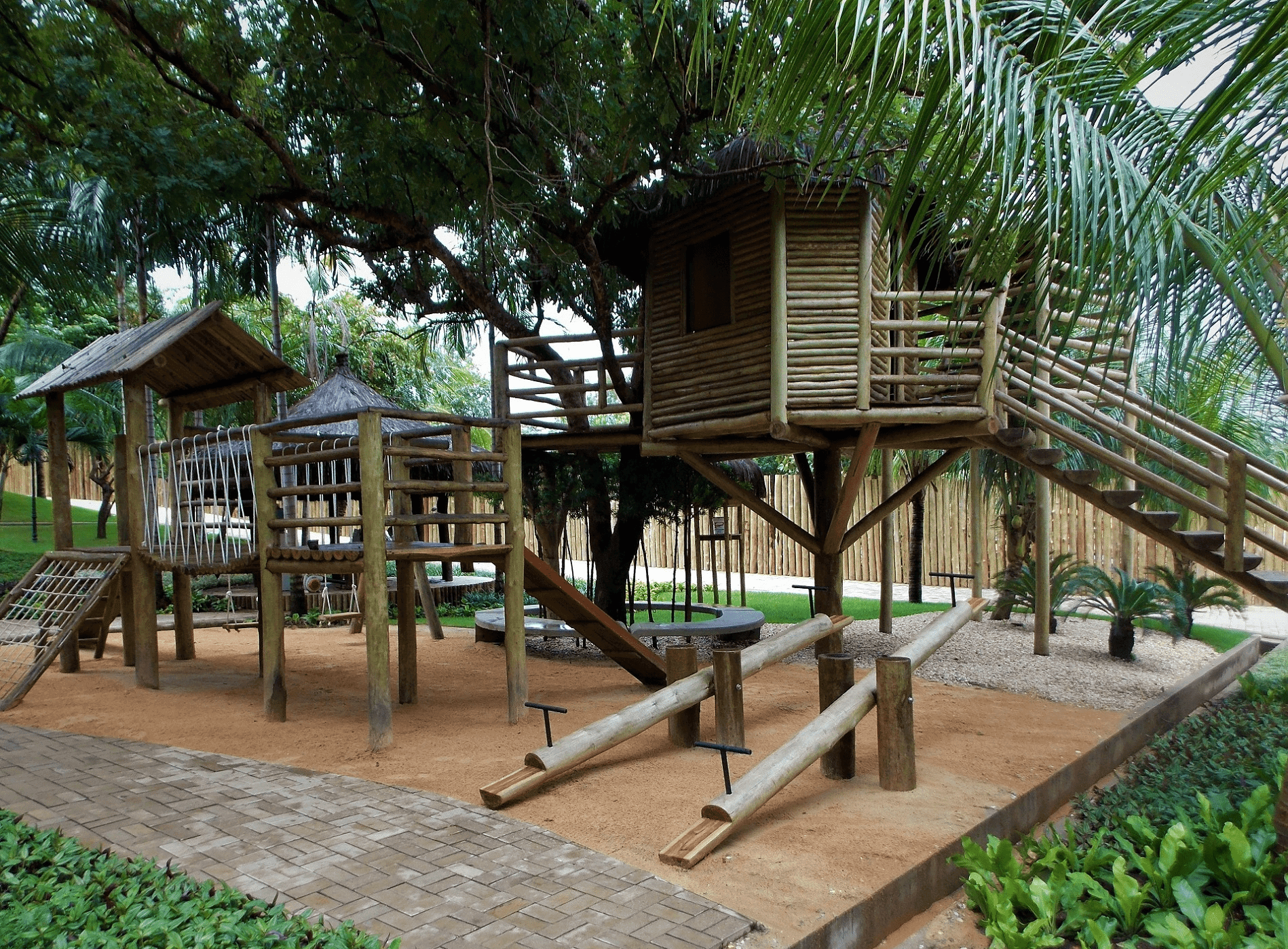 Casa da árvore confeccionada com estrutura e fechamentos de eucalipto tratado. Estação de playground com balanço, gangorra, escorrega, Escalada, ponte pencil e casa do Tarzan confeccionados com eucalipto tratado.