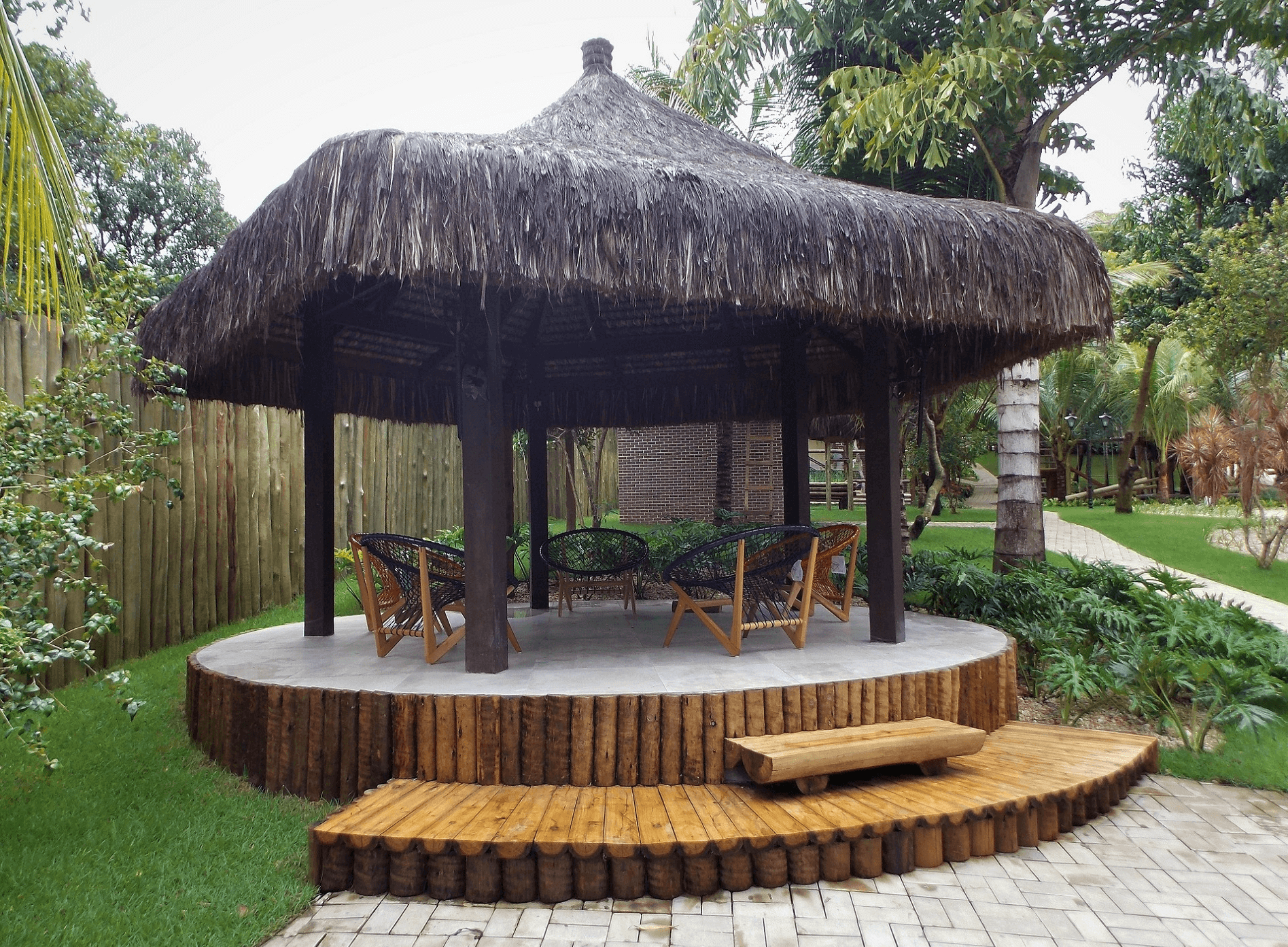 Quiosque com Estrutura de madeira serrada, cobertura de Palha de Piaçava e acabamentos com toras de eucalipto tratado.