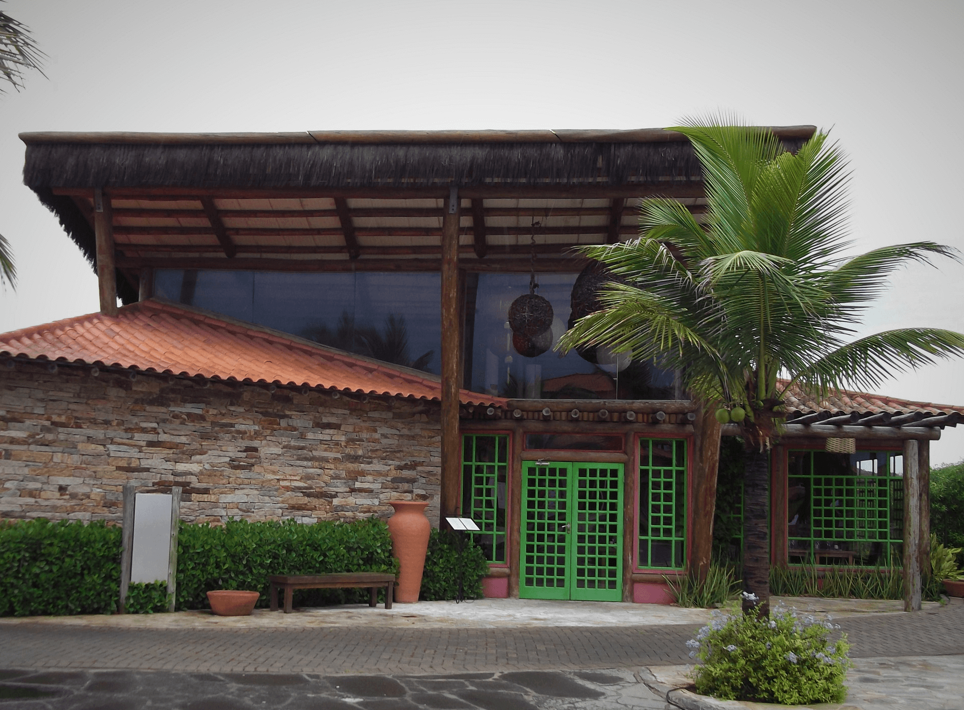 Outro ângulo do restaurante com Estrutura de Madeira – eucalipto tratado. Os serviços de manutenção são simples e consistem em preparo da madeira e aplicação de Stein ou produto similar.