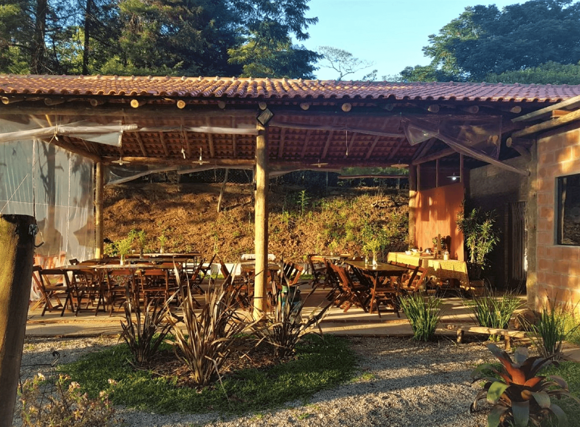 O restaurante com Estrutura de Madeira recebeu telhado aparente, com telha portuguesa vermelha. No Jardim o redário completa o projeto criando um delicioso espaço para o descanso após as refeições. Louveira – SP.