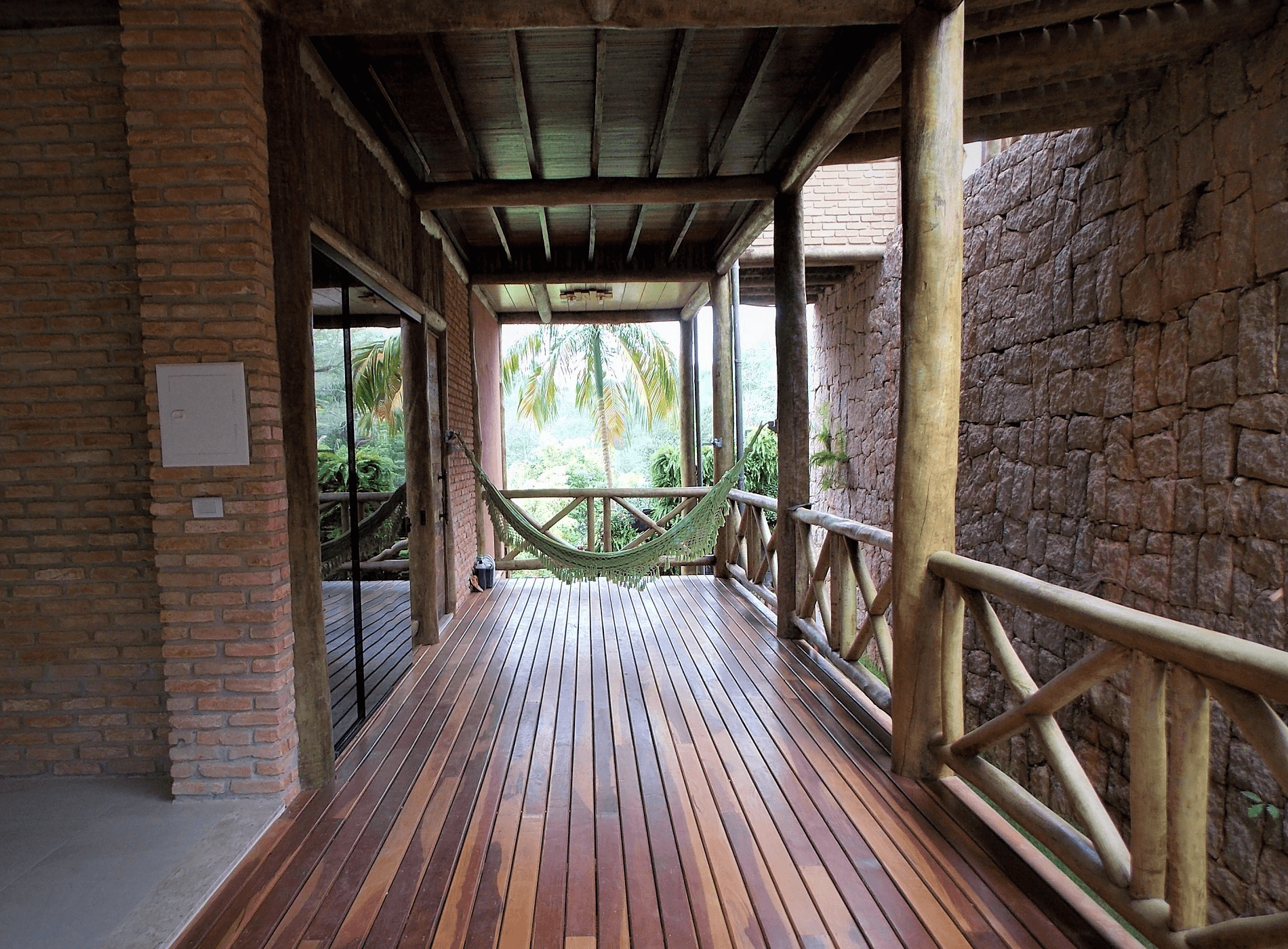 As varandas estão presentes em boa parte das fachadas e foram confeccionadas com deck de Cumaru e Guarda Corpo de Eucalipto tratado.