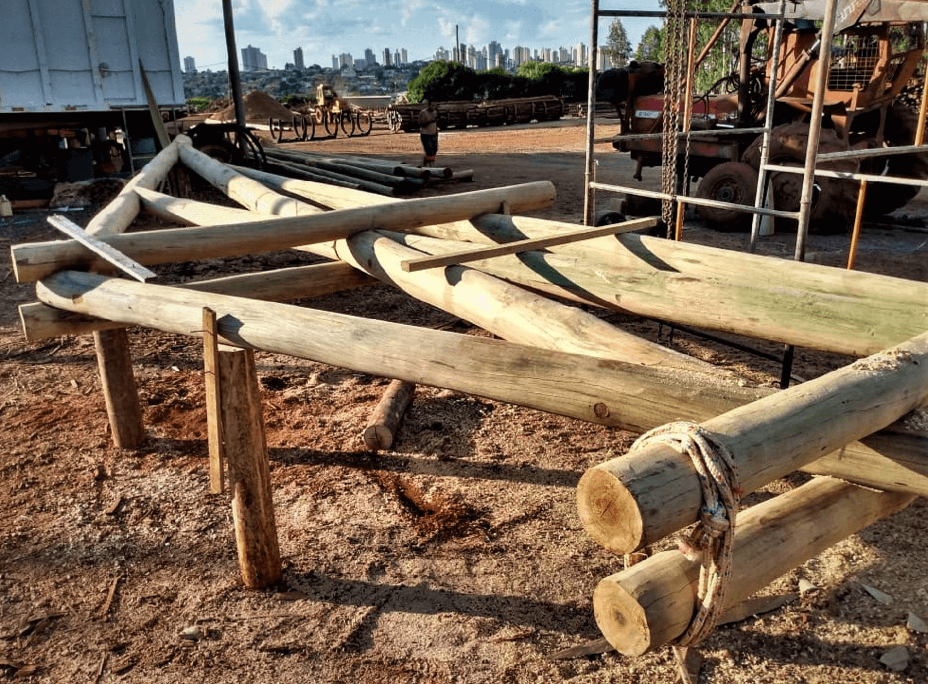Tesouras de telhado confeccionadas com eucalipto tratado para Barracão com Estrutura de Madeira. Araraquara – SP.