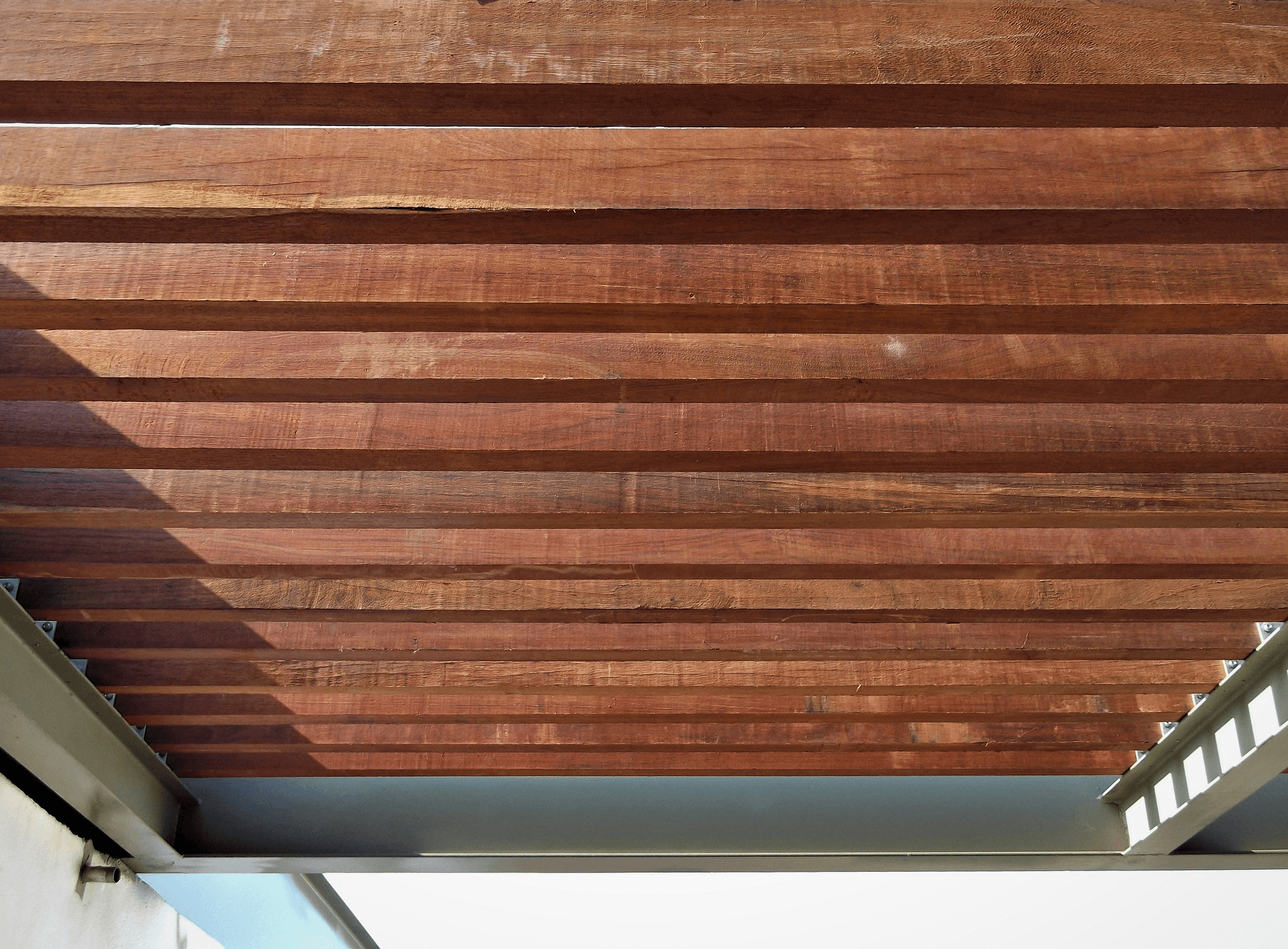 A Estrutura de metal recebeu vigotas de madeira serrada. Contraste dos materiais e texturas em projetos inovadores. Campinas – SP.