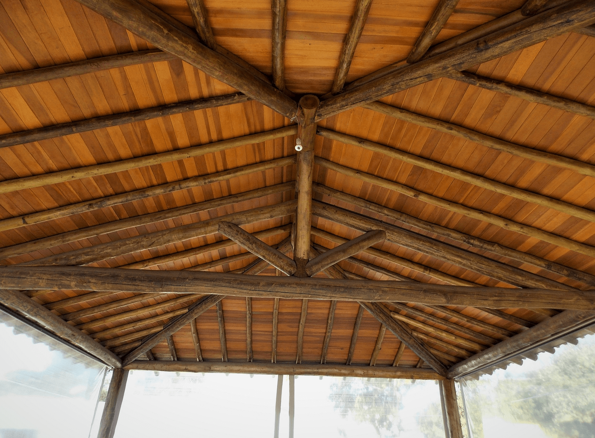 O Quiosque recebeu Telhado Rústico, modelo 4 águas. Na parte interna tesoura, confeccionada com madeira roliça, e forro de cedrinho. Itatiba – SP.