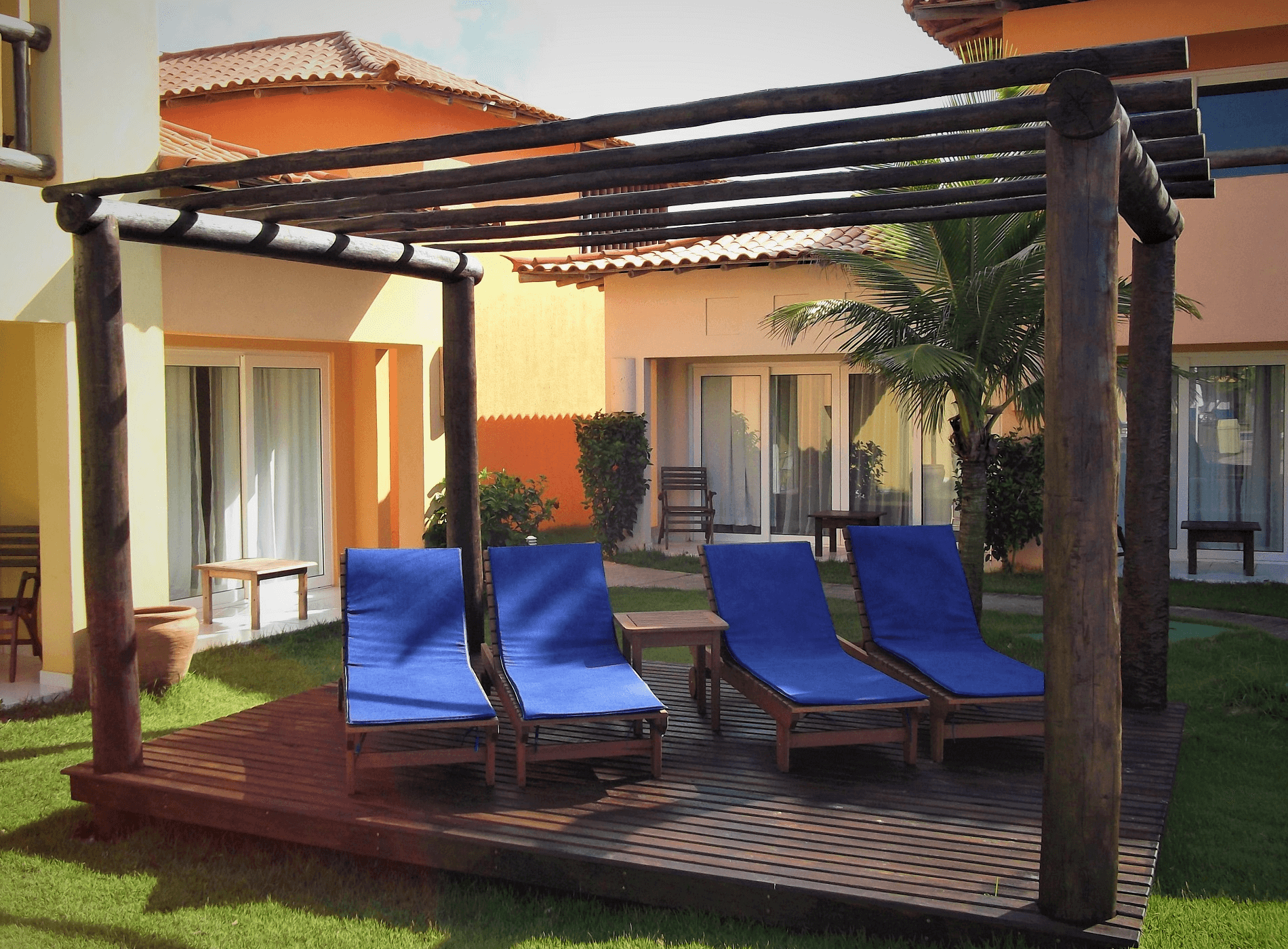Na área das piscinas espaços para banho de sol foram criados com a instalação de novos pergolados com deck de madeira.
