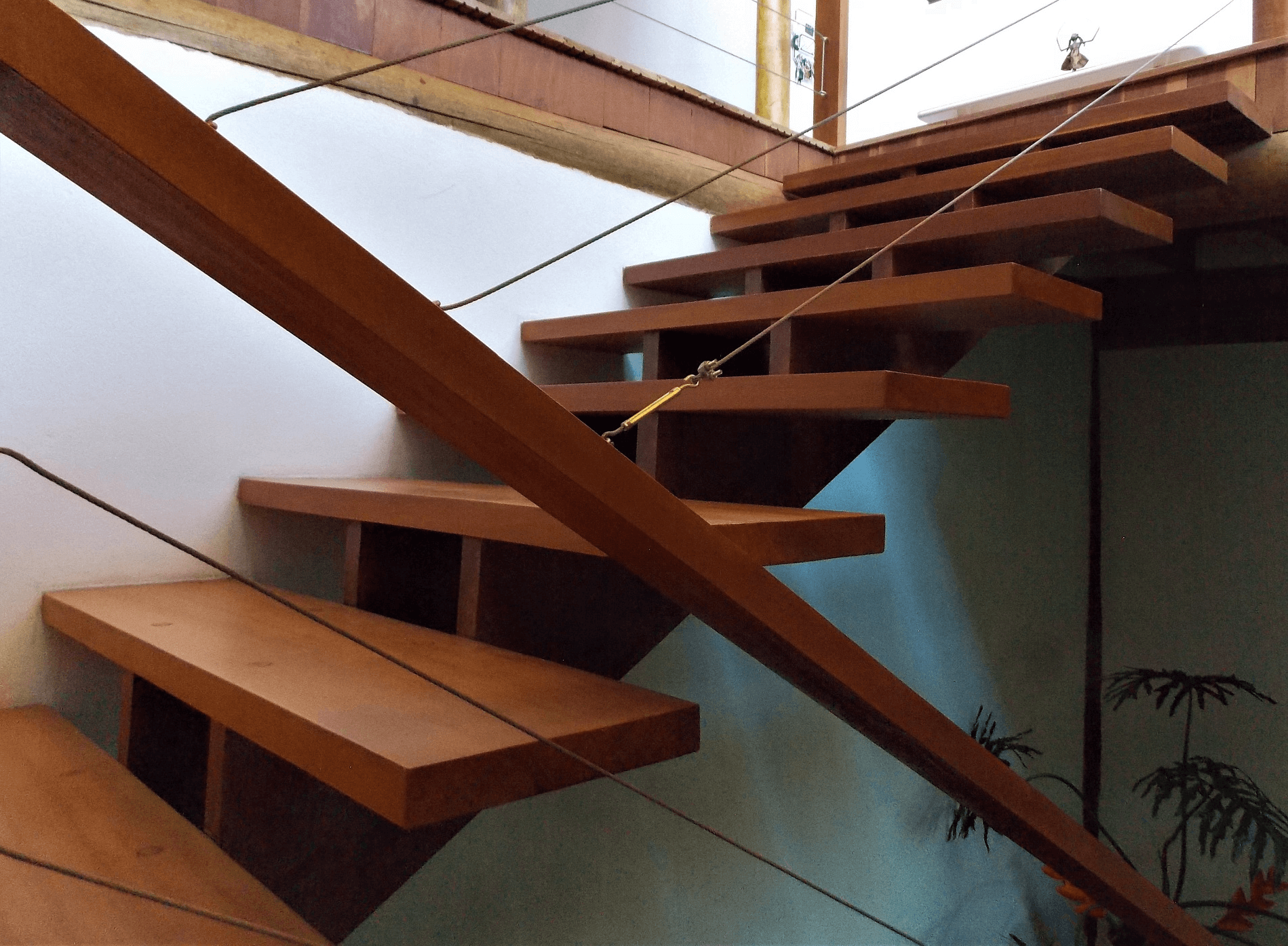 O Acesso à Área de Lazer se dá pela  Escada de Garapeira Aparelhada com Guarda corpo de Garapeira e Cabos de Aço. Cajamar – S.P.
