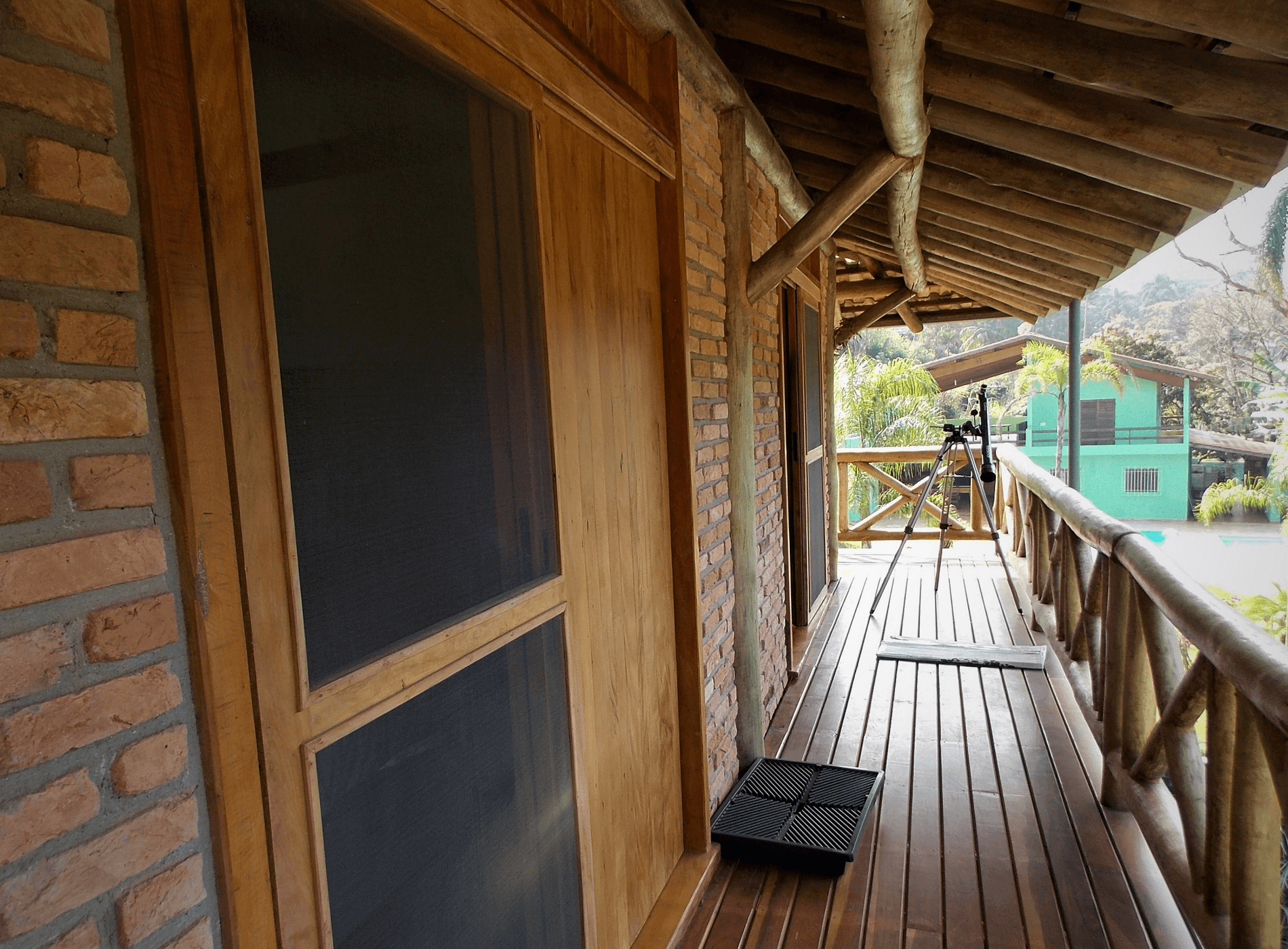 Na Área Intima os dormitórios se abrem para a Natureza com o uso das Varandas. As toras de eucalipto tratado estão presentes na estrutura do telhado, estrutura e guarda corpo da varandas. No piso, deck de Cumaru.